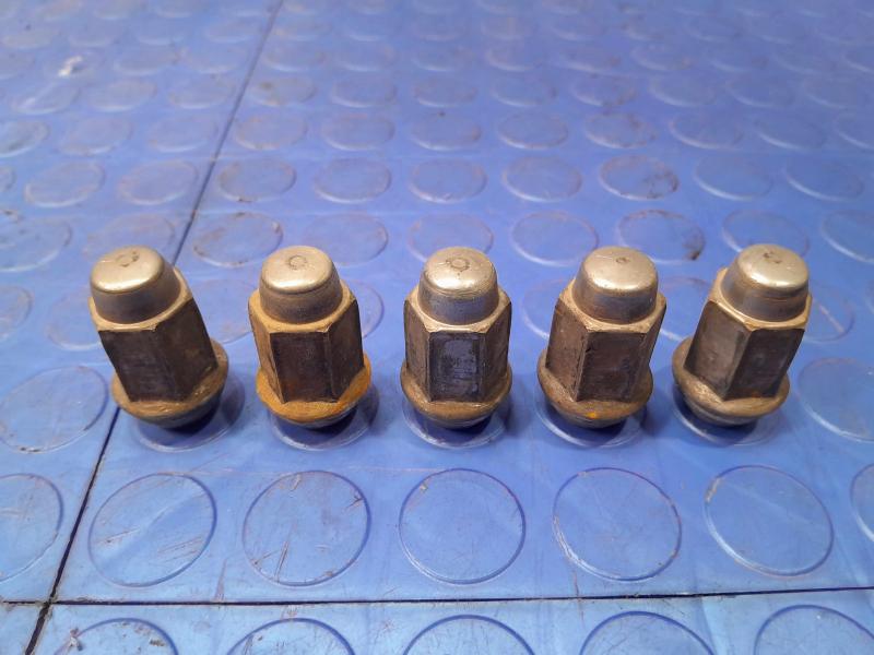 2005 Ford Explorer Lug Nuts