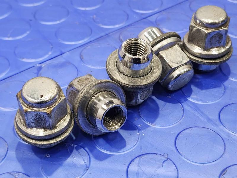 2014 Toyota Prius Lug Nuts