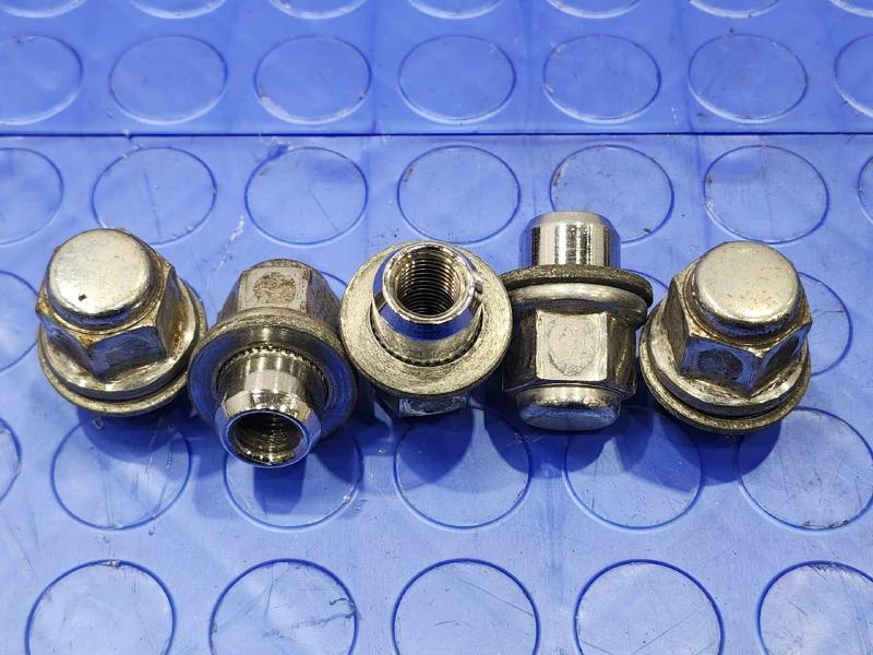 2014 Toyota Prius Lug Nuts