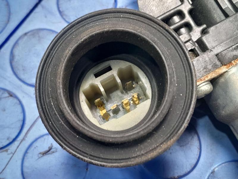 2005 Toyota Tacoma Front Door Regulator