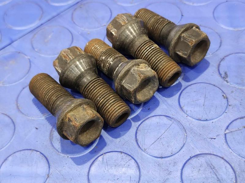 2014 MINI Cooper Countryman Lug Nuts