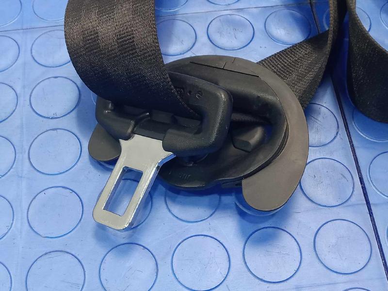 2006 Volkswagen Passat Front Seat Belt