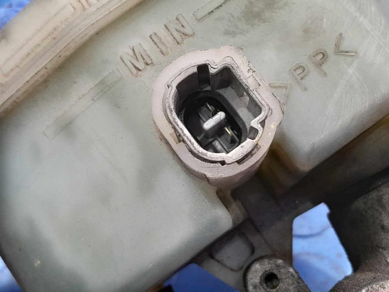 2001-2004 Toyota Tacoma Brake Master Cylinder Assembly Genuine OEM 4720104060