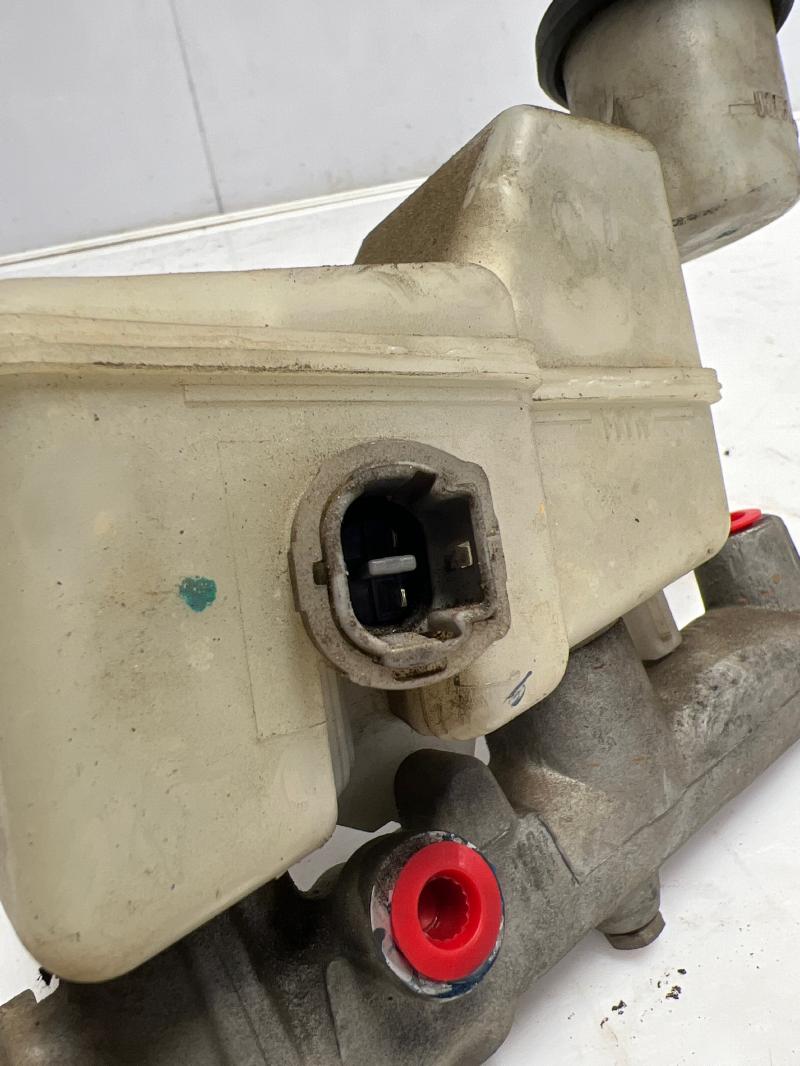 2003 - 2008 Toyota Corolla Brake Master Cylinder Assembly w/o ABS ONLY OEM 4720102320