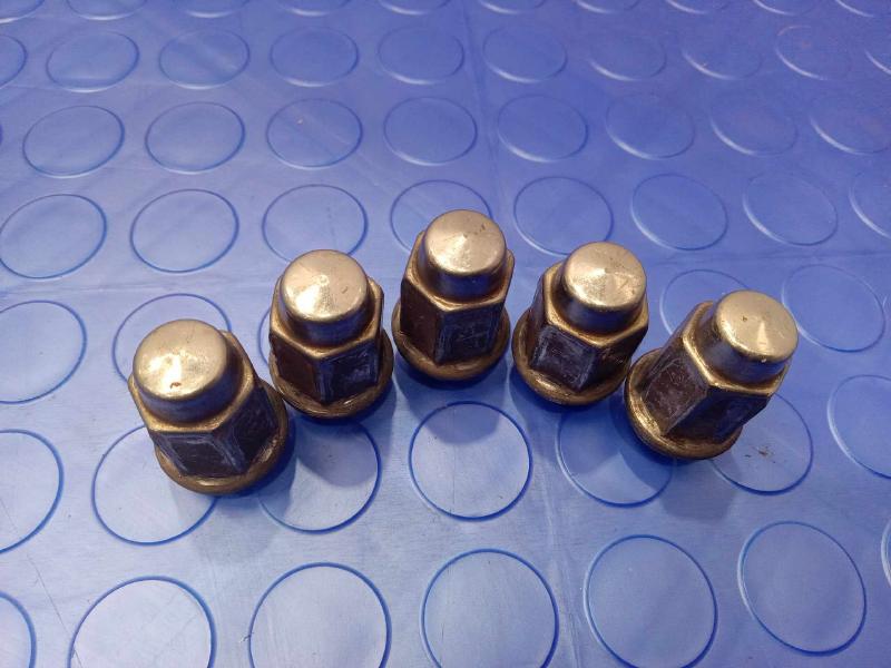 2015 Ford Taurus Lug Nuts