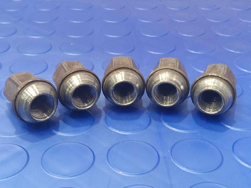 2015 Ford Taurus Lug Nuts
