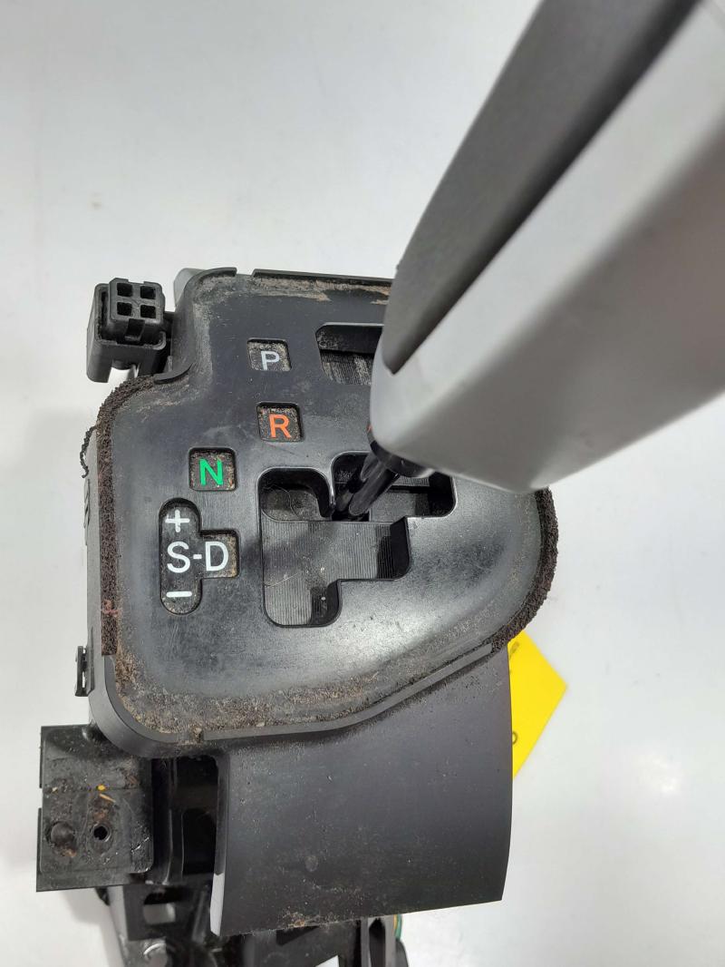 2008 - 2010 Toyota Sequoia Automatic Transmission Gear Shifter Assembly OEM 33550-0C010