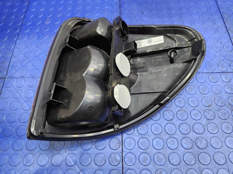 2001 Chrysler Town & Country Tail Light Assembly
