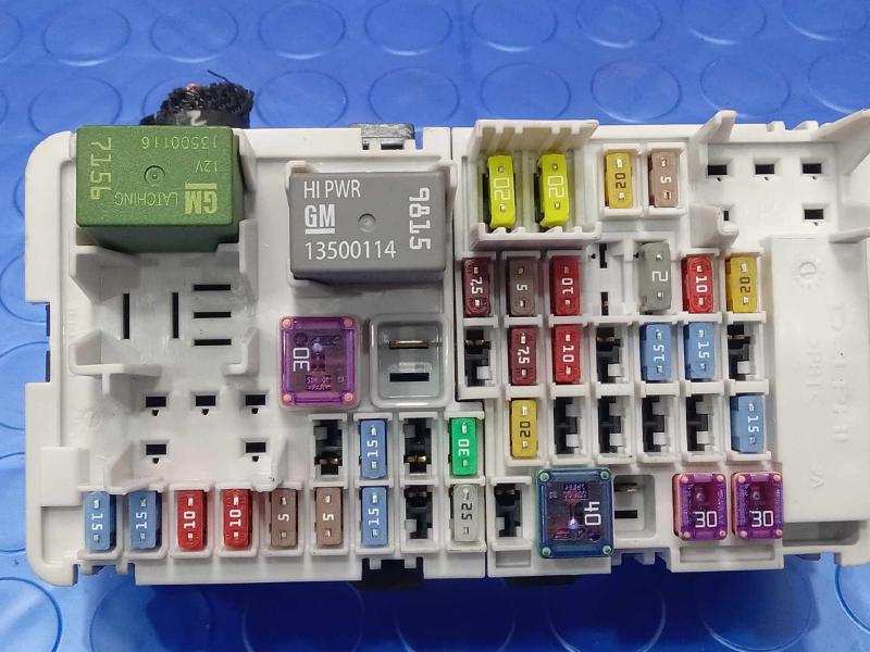 2017 Buick Lacrosse Junction Block Assembly Genuine OEM Part 33172518