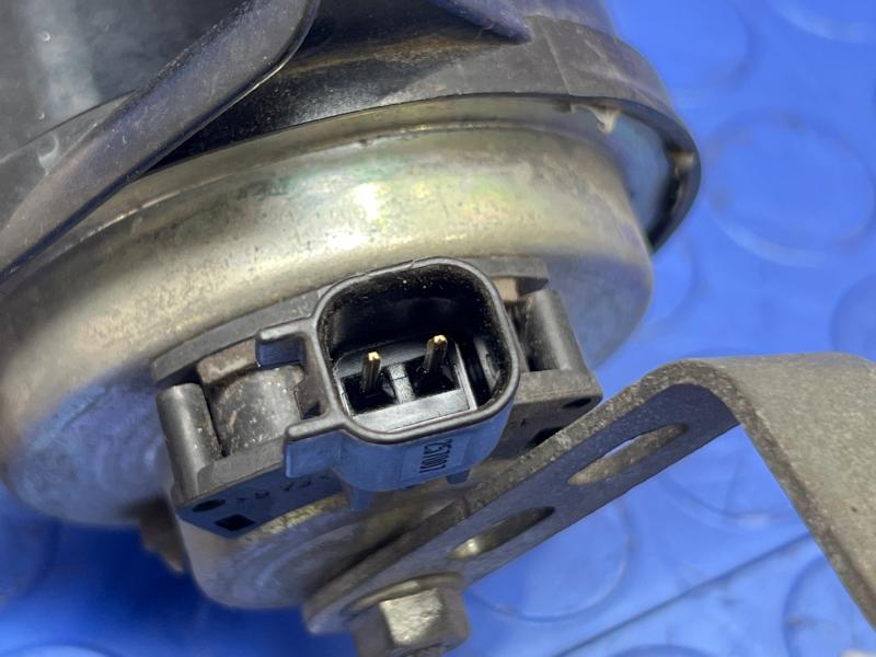 2011-2013 Volvo S60 Low Note Horn Assembly Genuine OEM Part 30796896
