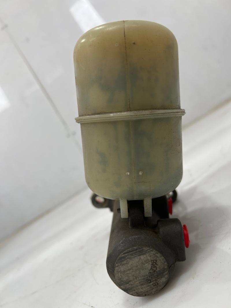 1999 - 2002 Chevy Silverado GMC Sierra 1500 Brake Master Cylinder w/ Vacuum Brakes ONLY OEM 19209249
