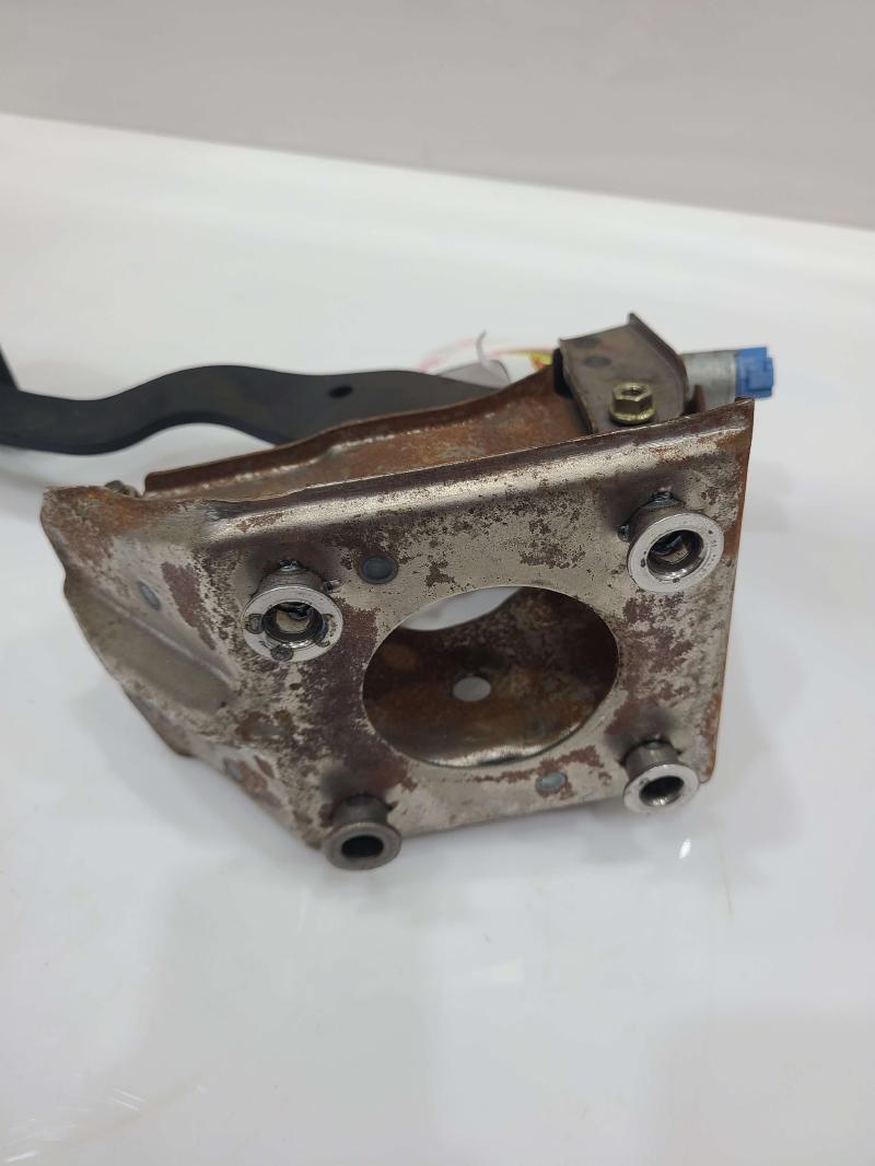 2002 - 2006 Toyota Camry Brake Pedal Assembly w/ Bracket OEM 4710133070