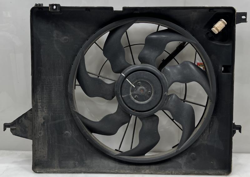 2011 - 2013 Kia Sorento 3.5L Engine Cooling Fan Assembly OEM 253801U200