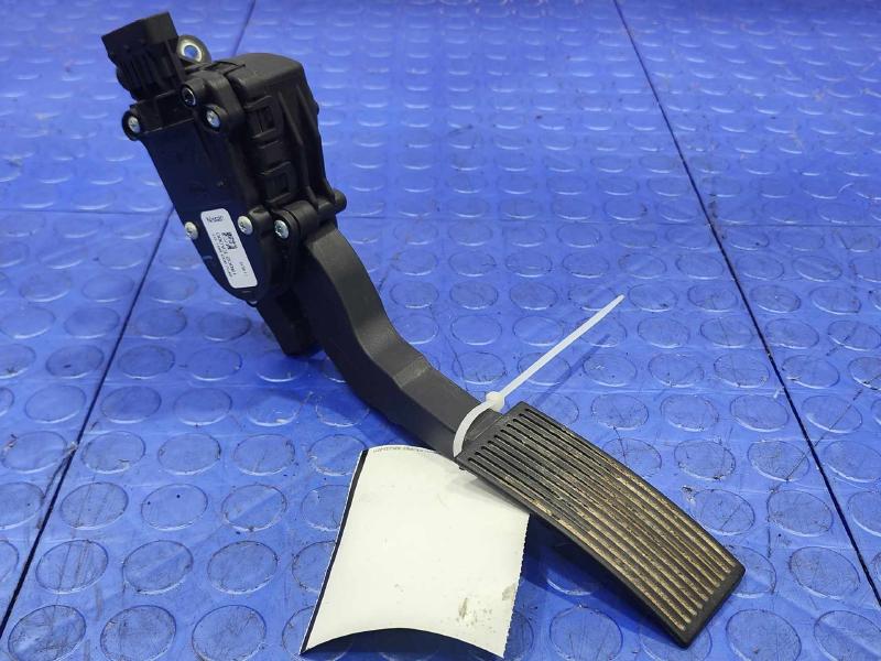 2005-2019 Nissan Frontier Accelerator Pedal Assembly w/ Sensor OEM 18002-EA000