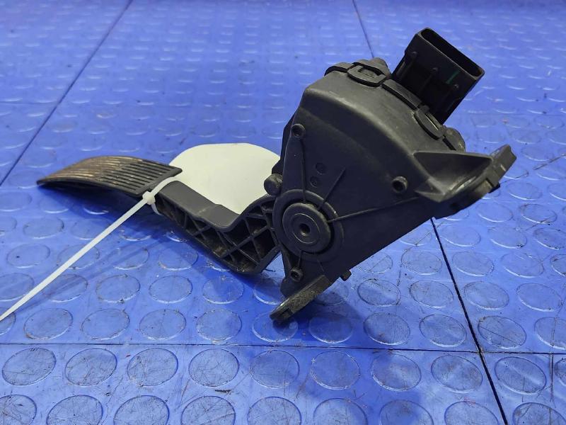 2005-2019 Nissan Frontier Accelerator Pedal Assembly w/ Sensor OEM 18002-EA000