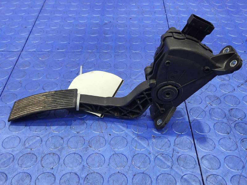 2005-2019 Nissan Frontier Accelerator Pedal Assembly w/ Sensor OEM 18002-EA000