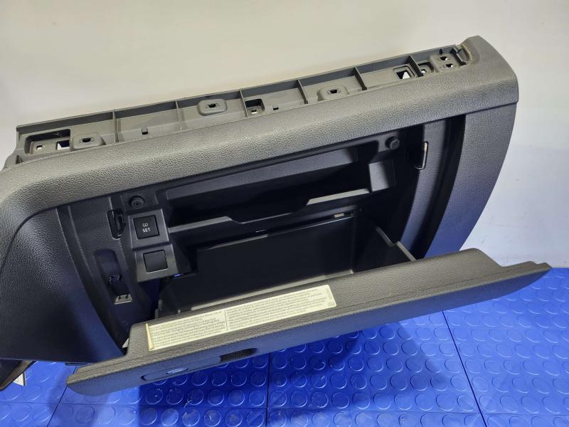 2020 Volkswagen Passat Glove Box
