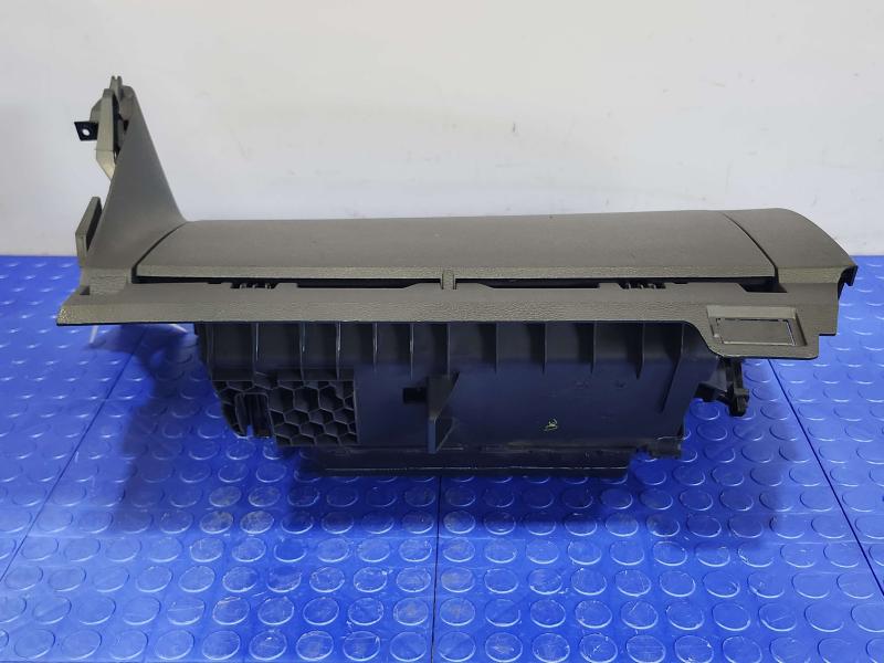 2020 Volkswagen Passat Glove Box
