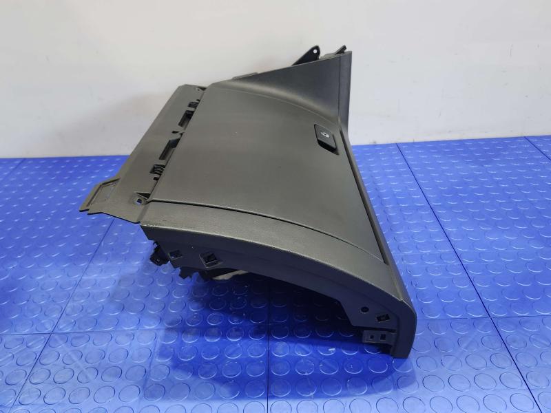 2020 Volkswagen Passat Glove Box