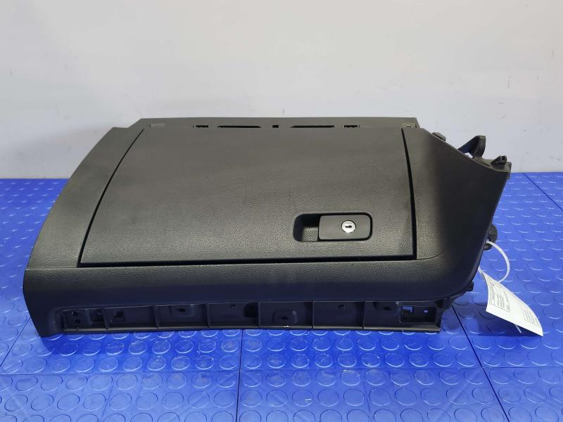 2020 Volkswagen Passat Glove Box
