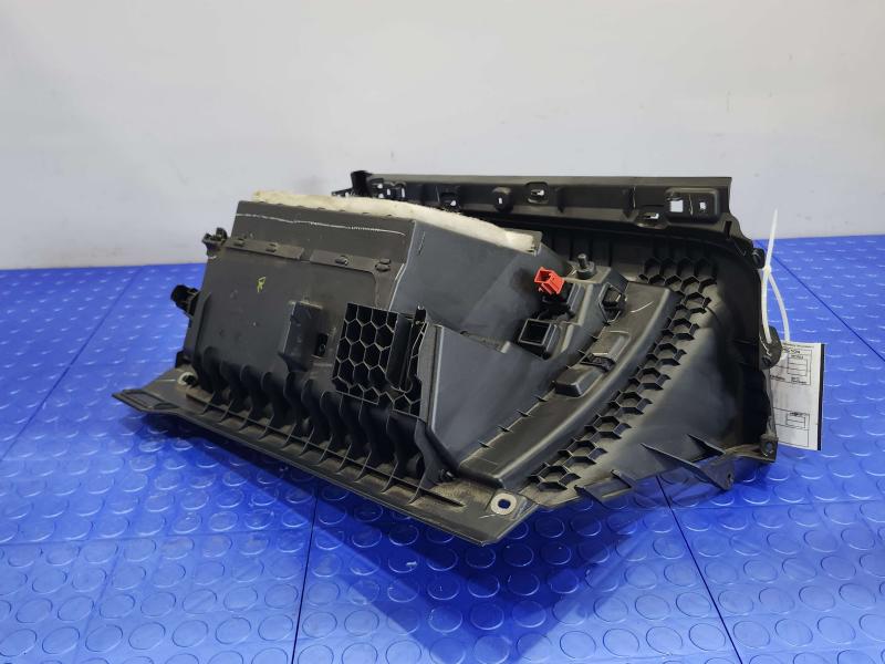 2020 Volkswagen Passat Glove Box