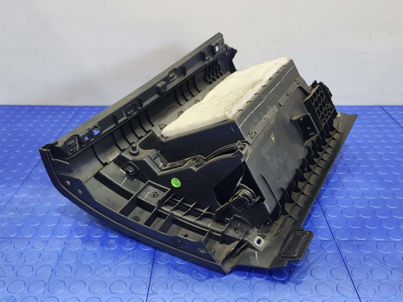 2020 Volkswagen Passat Glove Box
