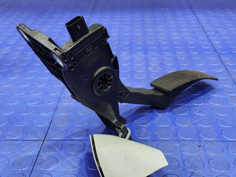 2011-2020 Jeep Grand Cherokee Accelerator Pedal Assembly Genuine OEM 52124785AE