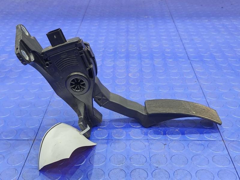 2011-2020 Jeep Grand Cherokee Accelerator Pedal Assembly Genuine OEM 52124785AE