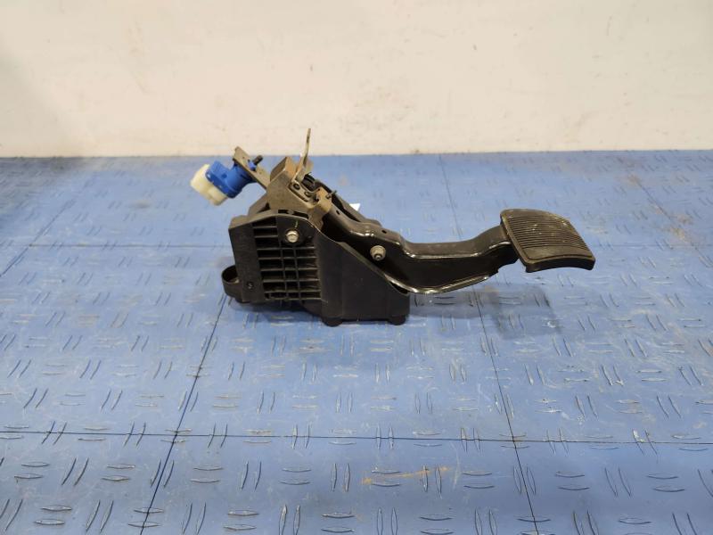 2015 Chrysler 200 Brake Pedal