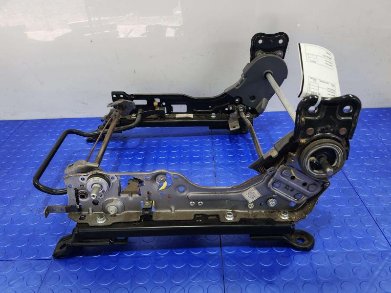 2010 Kia Rio Seat Track