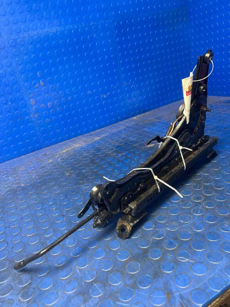 2003 2004 2005 Honda Pilot Front Seat Tracks RH Passenger Side Manual OEM