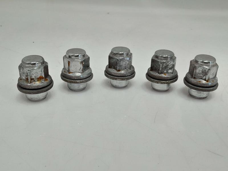 2018 Toyota Prius Lug Nuts