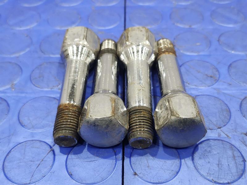 2011 Maserati Quattroporte Lug Nuts