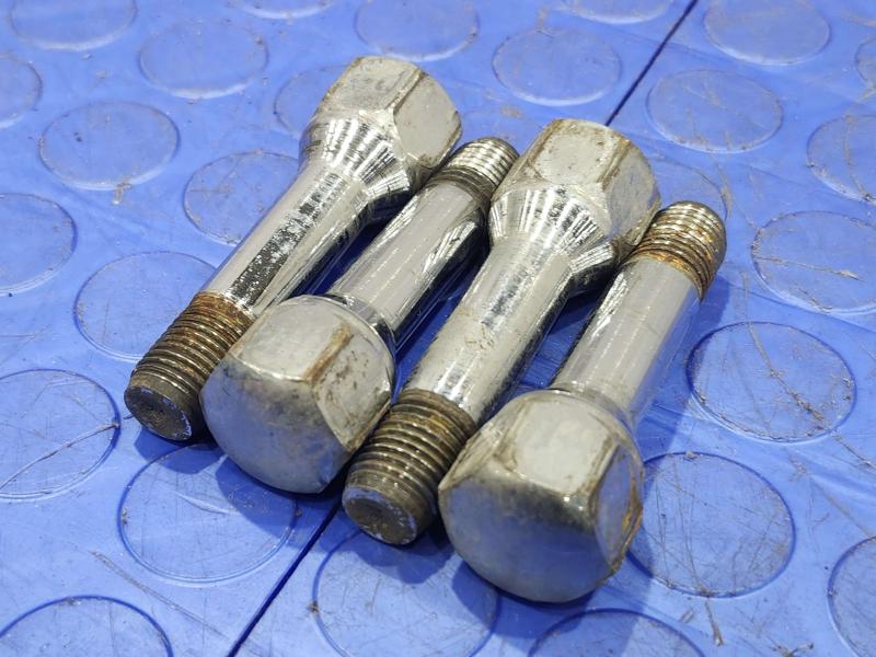 2011 Maserati Quattroporte Lug Nuts