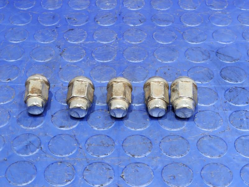 2010 Dodge Challenger Lug Nuts