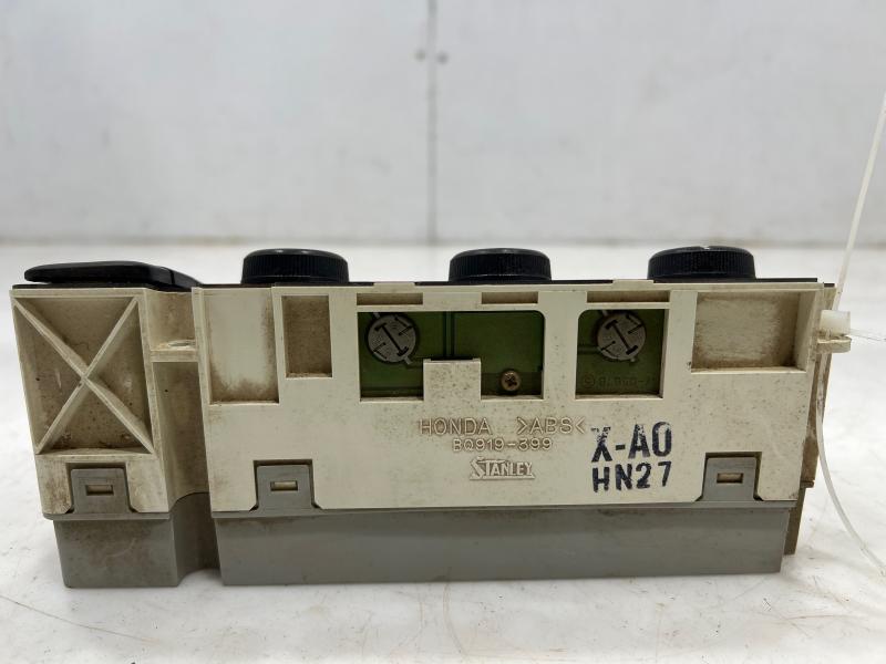 1999 - 2001 Honda CR-V Temperature Climate Contols Assembly OEM 79500S10A03ZB