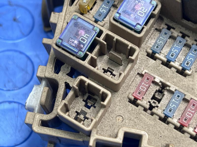 2006 Mazda Miata Cabin Fuse Box
