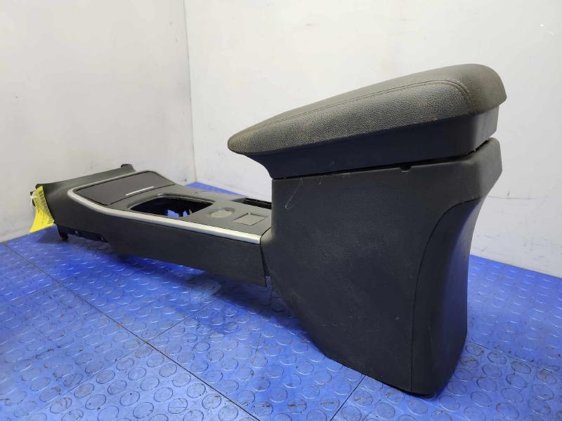 2017 Mitsubishi Outlander Front Console