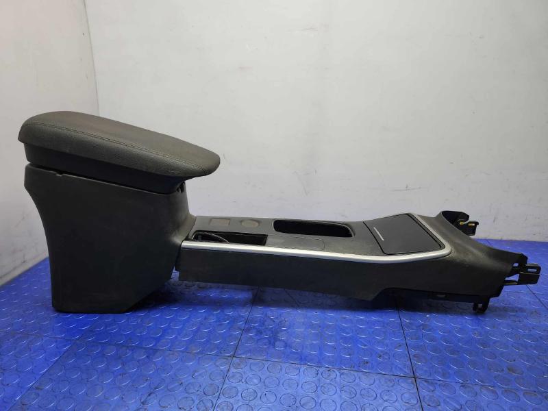 2017 Mitsubishi Outlander Front Console