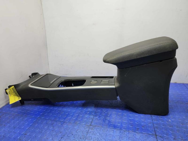 2017 Mitsubishi Outlander Front Console