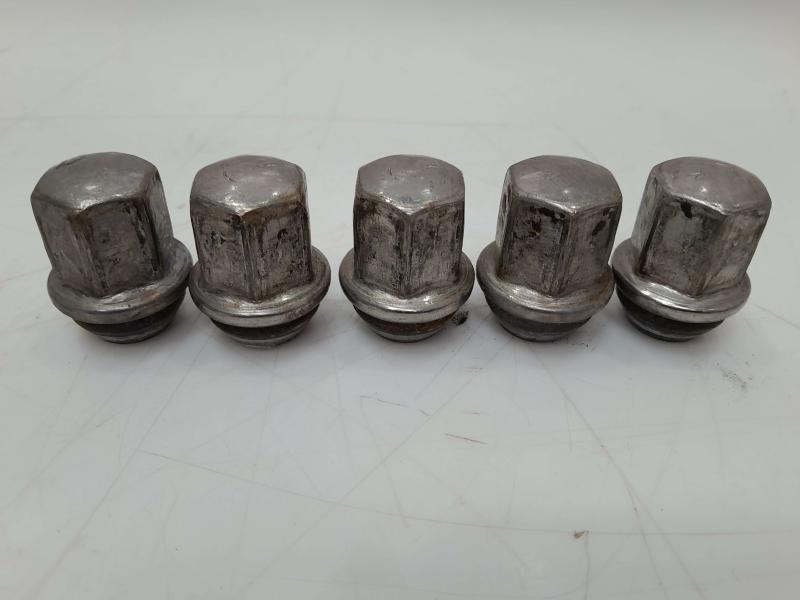 2011 Jeep Grand Cherokee Lug Nuts