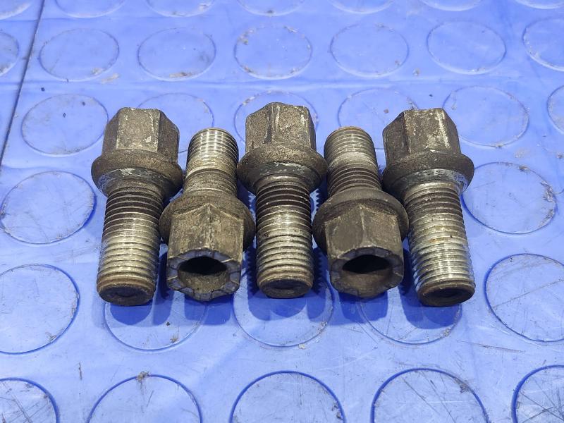 2016 Volkswagen Jetta Lug Nuts