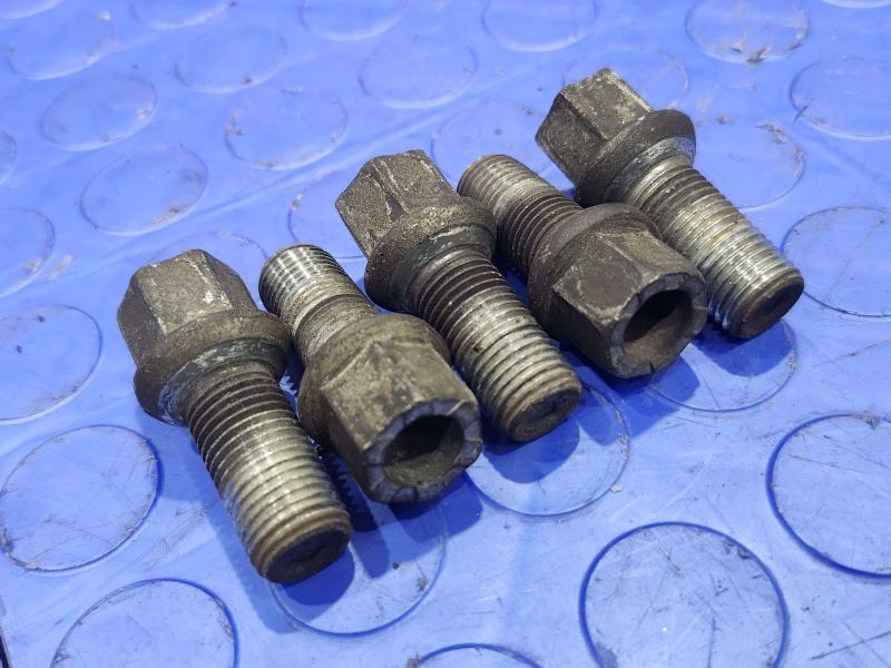2016 Volkswagen Jetta Lug Nuts
