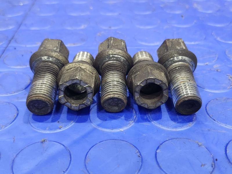2016 Volkswagen Jetta Lug Nuts