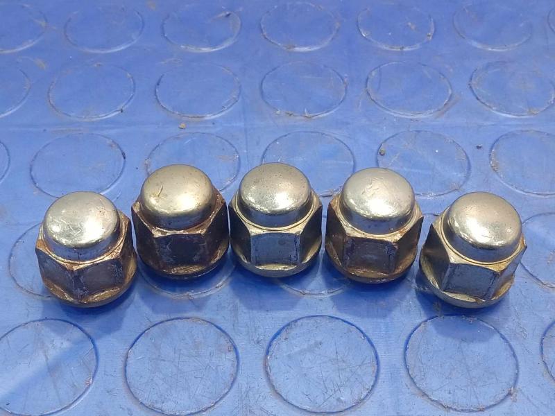 2001 Honda CR-V Lug Nuts