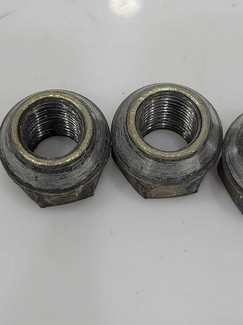 2001 GMC Sierra 1500 Lug Nuts