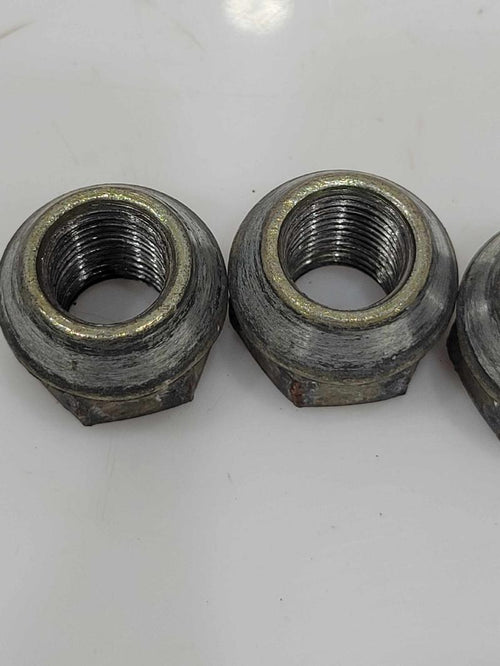 2001 GMC Sierra 1500 Lug Nuts