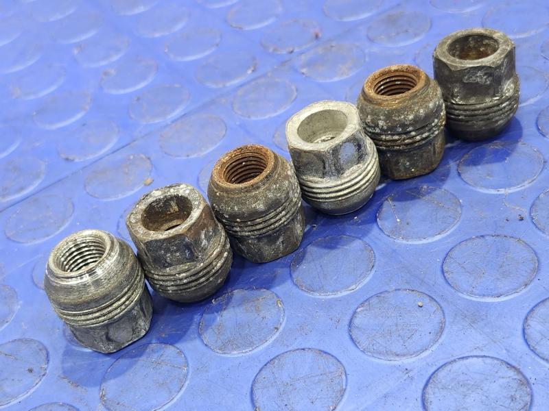 2010 Chevrolet Tahoe Lug Nuts