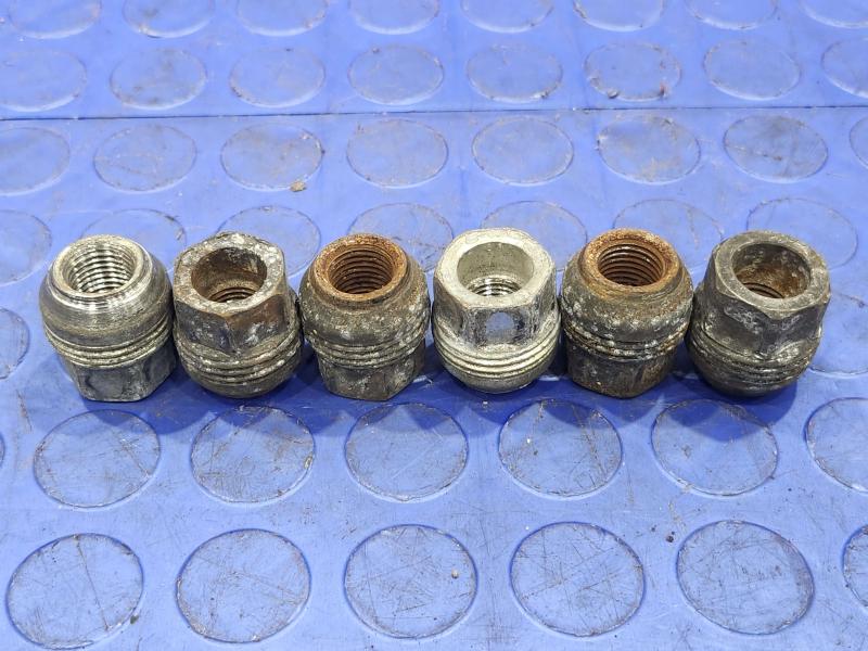 2010 Chevrolet Tahoe Lug Nuts