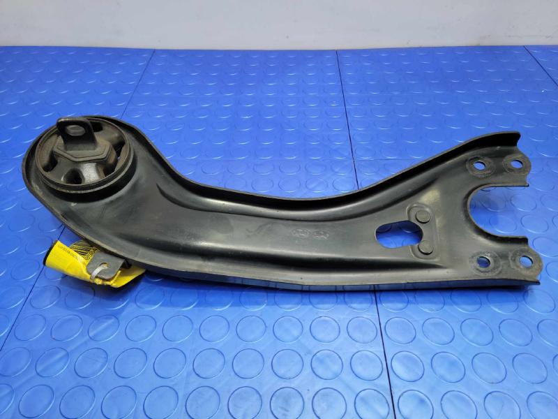 2013 Hyundai Santa Fe Lower Control Arm Rr